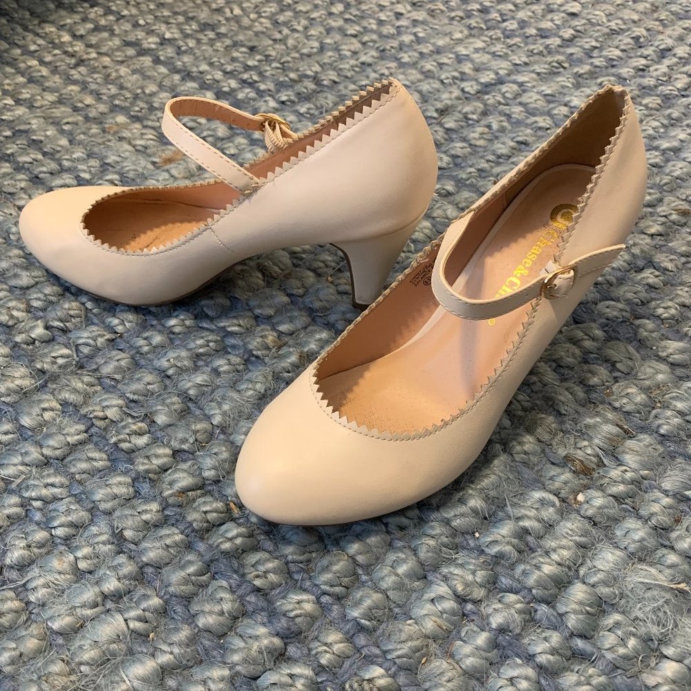 Neutral 2.5 inch heels! Womens 8.5